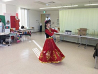 民族衣装を身に着けた、新疆ウイグル自治区出身の留学生による民族舞踊