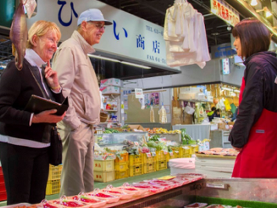魚菜市場にて宮古市の新鮮な海産物を眺める外国人観光客